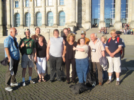 Eine Gruppe der Bruderhaus Diakonie mit Beate vor dem Reichstag 2010