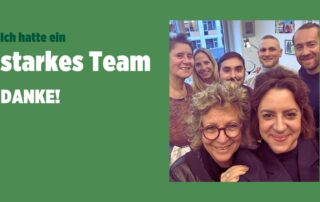 Beate Müller-Gemmeke mit ihrem Team in einem Büro, alle lächeln in die Kamera. Umrandet von grünem Hintergrund mit der Aufschrift „Ich hatte ein starkes Team – DANKE!“.