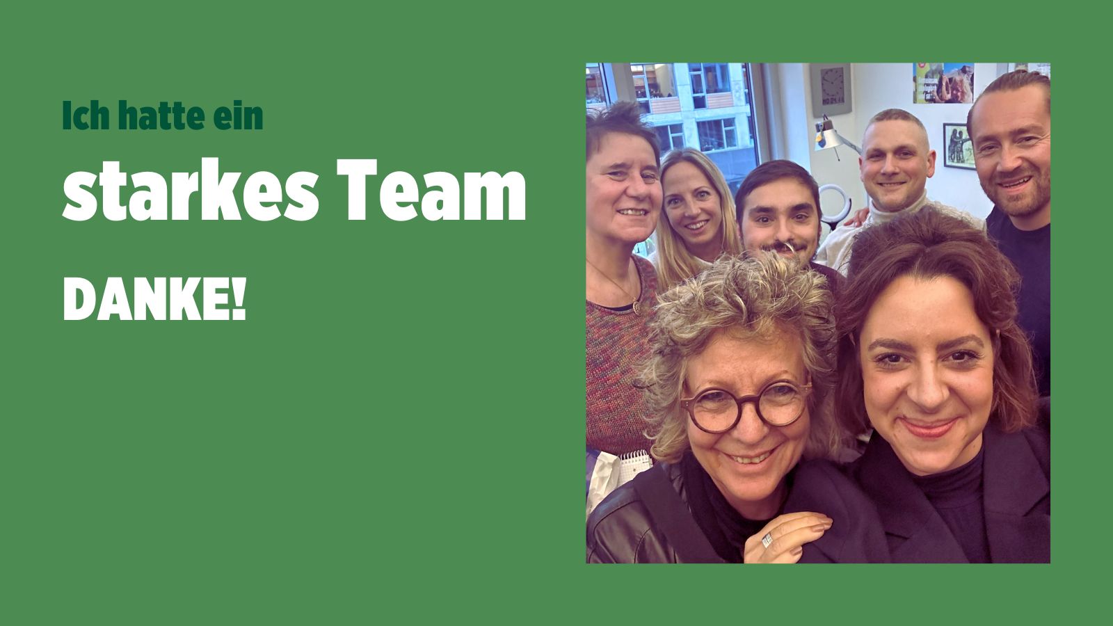 Beate Müller-Gemmeke mit ihrem Team in einem Büro, alle lächeln in die Kamera. Umrandet von grünem Hintergrund mit der Aufschrift „Ich hatte ein starkes Team – DANKE!“.