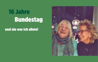 Beate Müller-Gemmeke sitzt lachend mit einer langjährigen Mitarbeiterin in einem Restaurant. Die Szene ist warm beleuchtet, beide wirken entspannt und glücklich. Text: „16 Jahre Bundestag – und nie war ich allein!“.