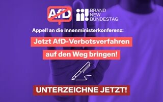 Eine Person hält die Handfläche warnend in die Kamera, im Vordergrund steht der Text: „Appell an die Innenministerkonferenz: Jetzt AfD-Verbotsverfahren auf den Weg bringen! – Unterzeichne jetzt!“. Oben links ist das durchgestrichene AfD-Logo und das Logo von Brand New Bundestag zu sehen. Die Farben sind in Lila- und Rottönen gehalten.