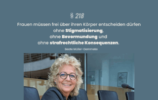 Auf graublauem Hintergrund steht: „§218 – Frauen müssen frei über ihren Körper entscheiden dürfen – ohne Stigmatisierung, ohne Bevormundung und ohne strafrechtliche Konsequenzen.“ Darunter der Name Beate Müller-Gemmeke. Im unteren Teil des Bildes ein Porträt von Beate Müller-Gemmeke, lächelnd, mit Brille und lockigem Haar, in einem modernen Innenraum.