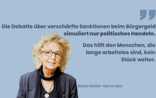 Sharepic mit hellblauem Hintergrund. Links im Bild: Beate Müller-Gemmeke mit blondgelockten Haaren, Brille, dunkler Kleidung und schwarzem Schal. Rechts daneben ein Zitat in großer blauer Schrift: „Die Debatte über verschärfte Sanktionen beim Bürgergeld simuliert nur politisches Handeln – das hilft den Menschen, die lange arbeitslos sind, kein Stück weiter.“ Darunter steht in kleinerer Schrift: „Beate Müller-Gemmeke“.