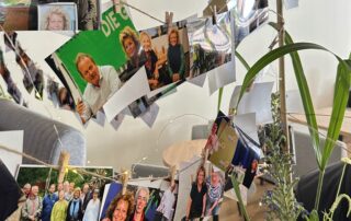 Ein kleiner Baum mit Lichterkette, daran zahlreiche Fotos aus Beates politischer Arbeit – aufgehängt mit Holzklammern. Erinnerungen aus 16 Jahren Bundestag, liebevoll arrangiert.