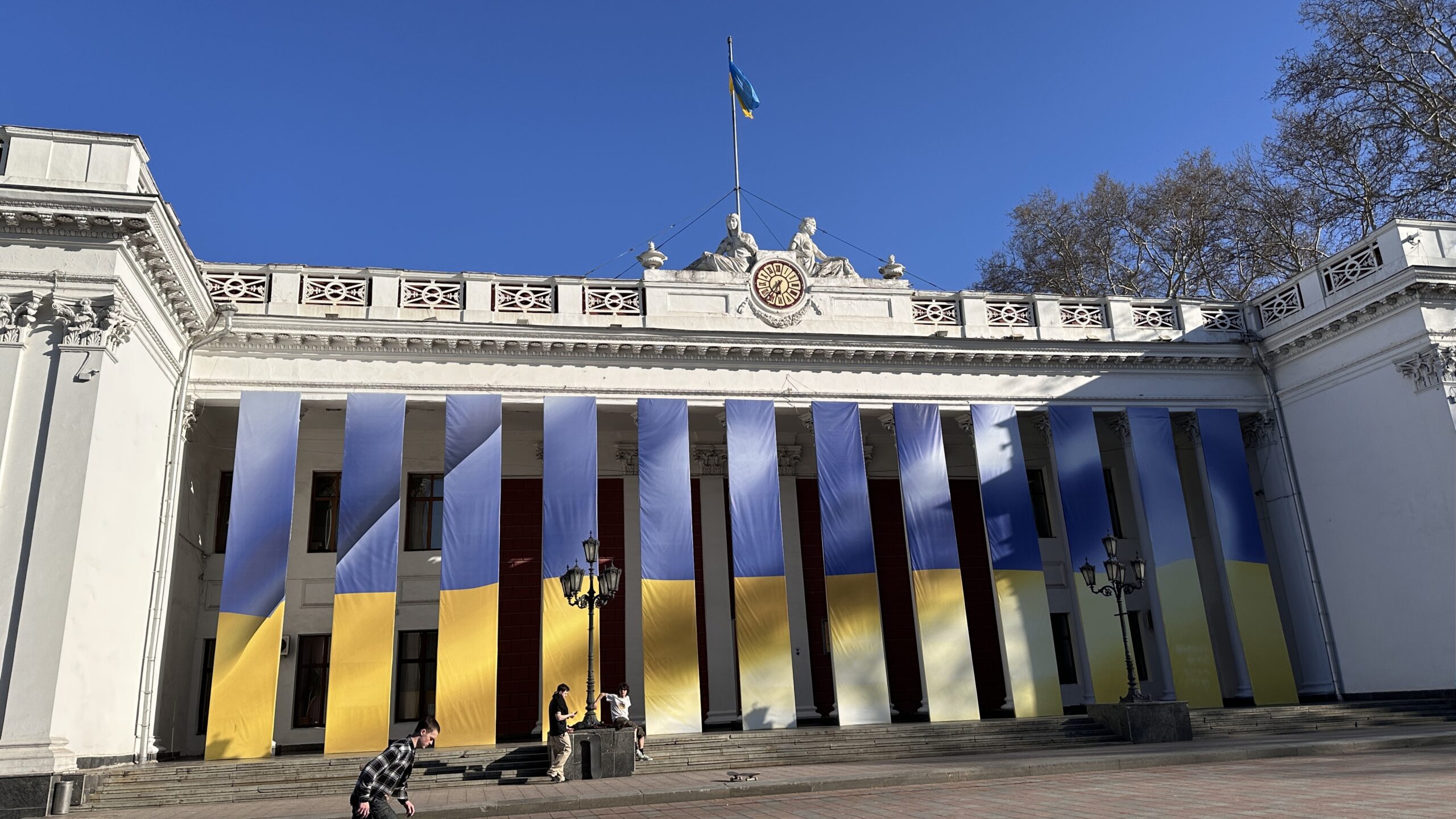 Das Verwaltungsgebäude von Odessa mit großflächigen ukrainischen Fahnen.
