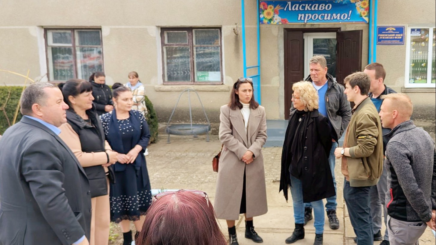 Beate Müller-Gemmeke im Austausch mit Dorfbewohner:innen vor dem Gemeindehaus. Im Dorf fährt seit Herbst ein Schulbus von „Ermstal hilft“.