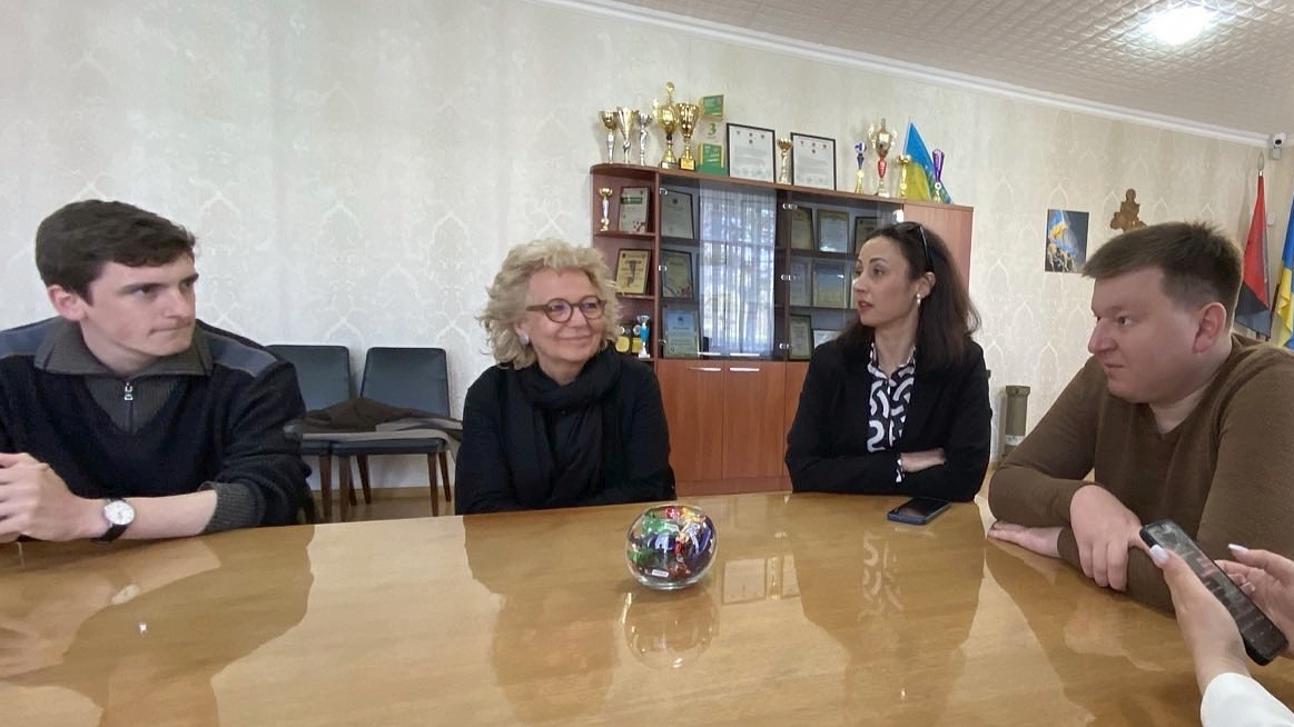 Gespräch im Rathaus von Arzis: Beate Müller-Gemmeke, Bürgermeister Sergej Parpulanski und weitere Gesprächspartner:innen sitzen an einem großen Tisch.