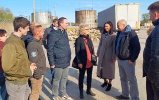 Besuch bei einem ukrainischen Unternehmen: Delegation spricht draußen mit mehreren Unternehmern über die wirtschaftliche Lage in der Region.