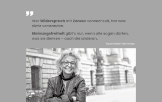 Grauer Hintergrund mit einem Zitat: „Wer Widerspruch mit Zensur verwechselt, hat was nicht verstanden. Meinungsfreiheit gibt’s nur, wenn alle sagen dürfen, was sie denken – auch die anderen.“ Darunter steht der Name Beate Müller-Gemmeke. Im unteren Teil des Bildes ein Schwarz-Weiß-Foto von Beate Müller-Gemmeke, lachend, mit Brille und lockigem Haar, vor einem historischen Gebäude.