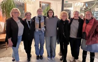 Gruppe von Frauen verschiedener Generationen bei der Veranstaltung „Woman power united“ von gÖrls e.V. – sie stehen eng beieinander, lächeln und zeigen gelebte Solidarität über Altersgrenzen hinweg.