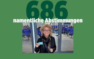 Zahl „686“ in groß, darunter der Text: „namentliche Abstimmungen“. Darunter ein Bild von Beate Müller-Gemmeke mit Stimmkarte vor dem Plenarsaal des Bundestags.