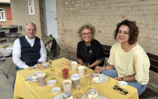 Beate Müller-Gemmeke beim gemütlichen Kaffeetrinken mit Franz Tress und Lisa Weigert im Albgut – auf dem Tisch: Kuchen und Kaffee.