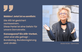 Beate Müller-Gemmeke steht vor einem Gebäude mit Natursteinfassade und hebt leicht die Hände, als spreche sie engagiert. Darüber ein Zitat auf dunkelblauem Hintergrund: „Bäääm! Jetzt ist es amtlich: Die AfD ist gesichert rechtsextrem. Diese Partei ist eine Gefahr für unsere Demokratie. Konsequenz? Ein AfD-Verbot. Jetzt sind alle gefragt – Bundestag, Bundesregierung und Länder.“ Darunter steht: Beate Müller-Gemmeke.
