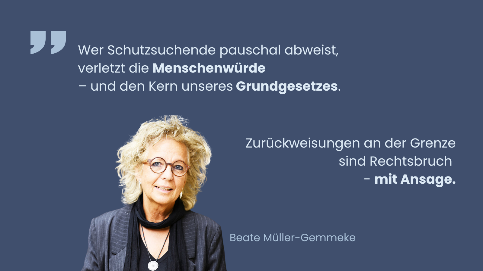 Porträt von Beate Müller-Gemmeke vor dunkelblauem Hintergrund mit Zitat: „Wer Schutzsuchende pauschal abweist, verletzt die Menschenwürde – und den Kern unseres Grundgesetzes.“ Rechts daneben Text: „Zurückweisungen an der Grenze sind Rechtsbruch – mit Ansage.“