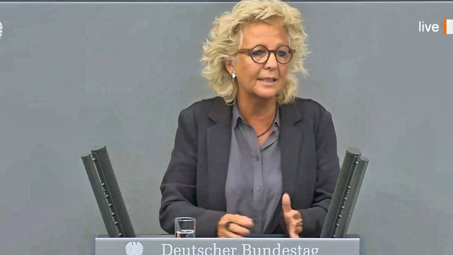 Beate Müller-Gemmeke spricht im Deutschen Bundestag am Rednerpult.