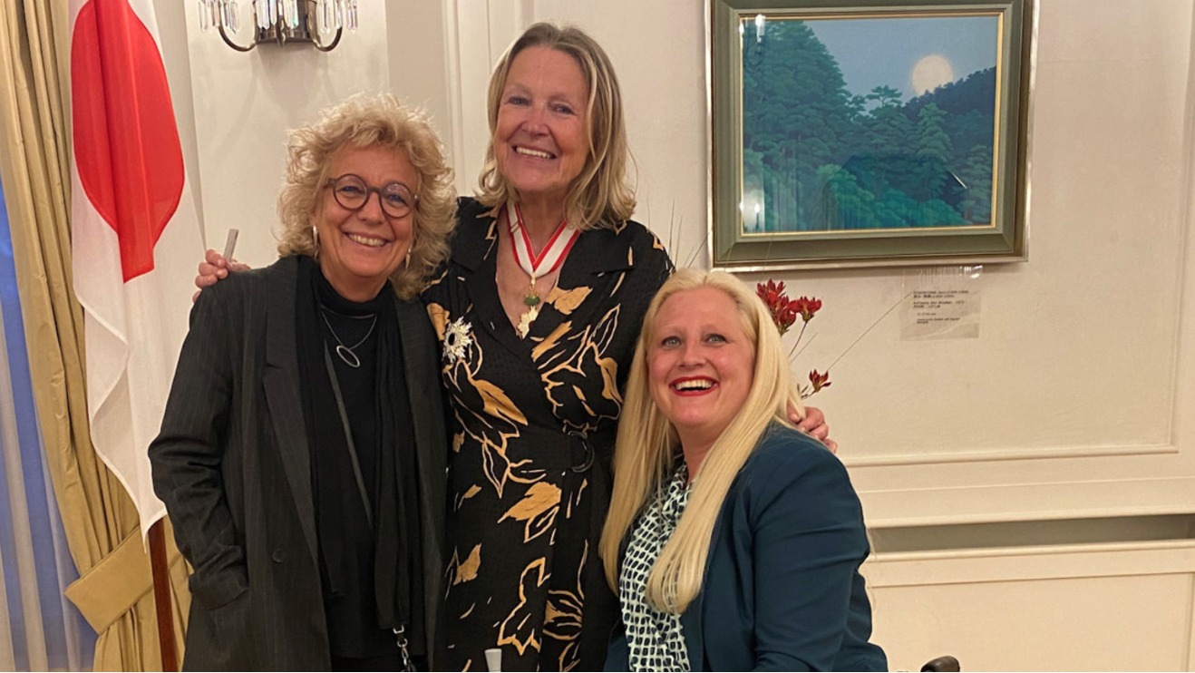 Beate Müller-Gemmeke zusammen mit Sylvia Kotting-Uhl und Steffi Aeffner bei einer Feier, alle drei lachen in die Kamera.
