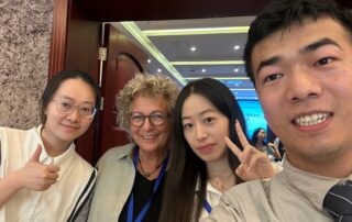 Selfie von Beate Müller-Gemmeke mit drei jungen Studierenden der internationalen Arbeitsrechtskonferenz in Chengdu, alle lächeln in die Kamera.