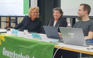 Beate Müller-Gemmeke und Simon Dylla moderieren das Gespräch mit Anja Piel (DGB-Bundesvorstand) bei der Jahrestagung von GewerkschaftsGrün.