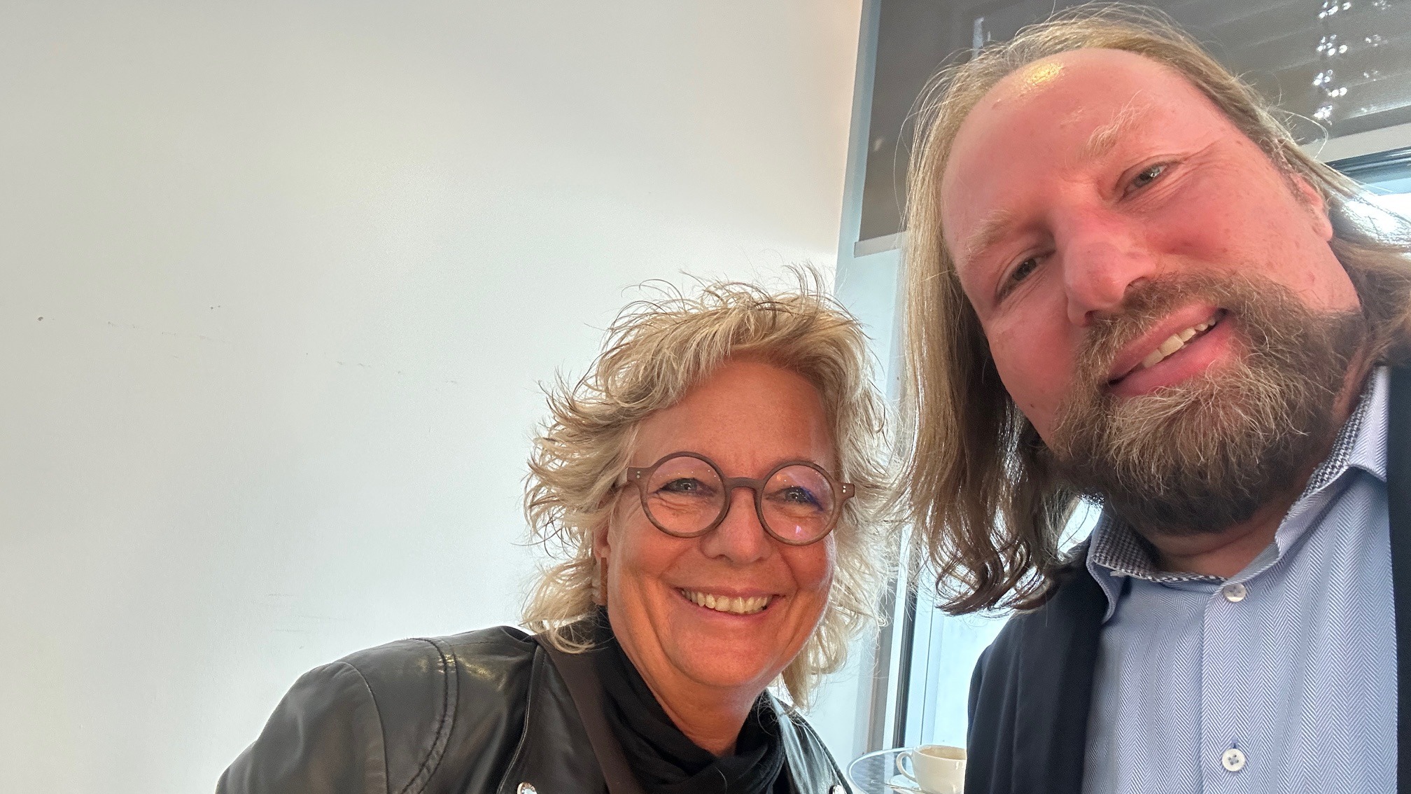 Selfie von Beate Müller-Gemmeke mit Toni Hofreiter. Beide lächeln in die Kamera. Beate trägt eine schwarze Lederjacke und Schal, Toni Hofreiter ein Sakko mit Hemd.
