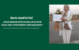 Bild mit grünem Hintergrund. Oben steht in weißer Schrift: Nasrin Javadi ist frei! Darunter das Zitat: Unsere Solidarität mit ihr und allen, die im Iran für Frauen, Leben, Freiheit kämpfen, bleibt ungebrochen! In der Mitte ein Foto von Nasrin Javadi, die mit grauen Haaren, weißem Schal, heller Hose und grün-weißem Hemd eine Blume und ein Schild mit persischer Aufschrift hält. Unten die Namen: Simone Fischer MdB & Beate Müller-Gemmeke ehemalige MdB.