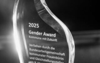 Gläserne Trophäe mit der Gravur „2025 Gender Award – Kommune mit Zukunft“. Der Preis wird von der Bundesarbeitsgemeinschaft kommunaler Frauenbüros und Gleichstellungsstellen verliehen.