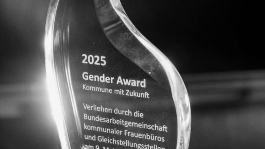 Gläserne Trophäe mit der Gravur „2025 Gender Award – Kommune mit Zukunft“. Der Preis wird von der Bundesarbeitsgemeinschaft kommunaler Frauenbüros und Gleichstellungsstellen verliehen.