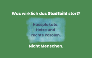 Grüne Grafik mit dem Text: Was wirklich das Stadtbild stört? Hassplakate, Hetze und rechte Parolen. Nicht Menschen. Der Hintergrund zeigt einen blauen Aquarell-Fleck auf grünem Grund. Das Motiv kritisiert die Aussage von Friedrich Merz, Migration sei ein Problem für das Stadtbild, und setzt ein klares Zeichen gegen Rassismus und Ausgrenzung.