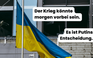Ukrainische Flagge weht vor einem beschädigten Gebäude mit eingeschlagenen Fenstern. Auf dem Bild steht der Text: „Der Krieg könnte morgen vorbei sein. Es ist Putins Entscheidung.“ Die Aufnahme symbolisiert Zerstörung und Verantwortung für den Krieg in der Ukraine.