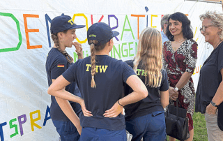 Beate Müller-Gemmeke und Landtagspräsidentin Muhterem Aras im Gespräch mit jungen THW-Helferinnen beim Demokratiefest in Münsingen.