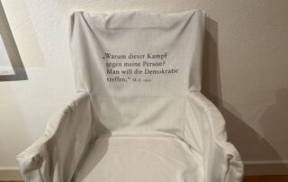 Ausstellungsstück im Haus Erzberger in Buttenhausen: Ein Stuhl mit dem Zitat „Warum dieser Kampf gegen meine Person? Man will die Demokratie treffen.“