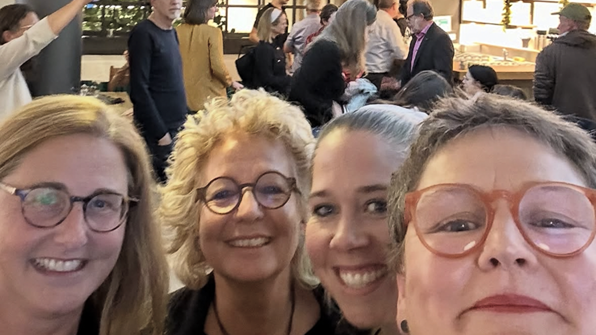 Beate Müller-Gemmeke beim Austausch auf einer Veranstaltung zum Thema Prostitution und Nordisches Modell – gemeinsam mit engagierten Mitstreiterinnen im Gespräch über Menschenwürde und den Schutz von Frauen in der Prostitution.