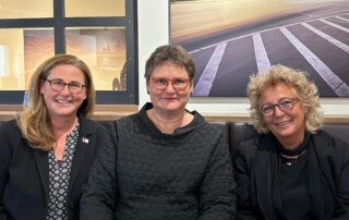 Beate Müller-Gemmeke im Gespräch mit Simone Kleinert, Vorstandsmitglied des Bundesverbands Nordisches Modell, und Leni Breymaier. Es war eine Veranstaltung zur Evaluation des Prostituiertenschutzgesetzes.