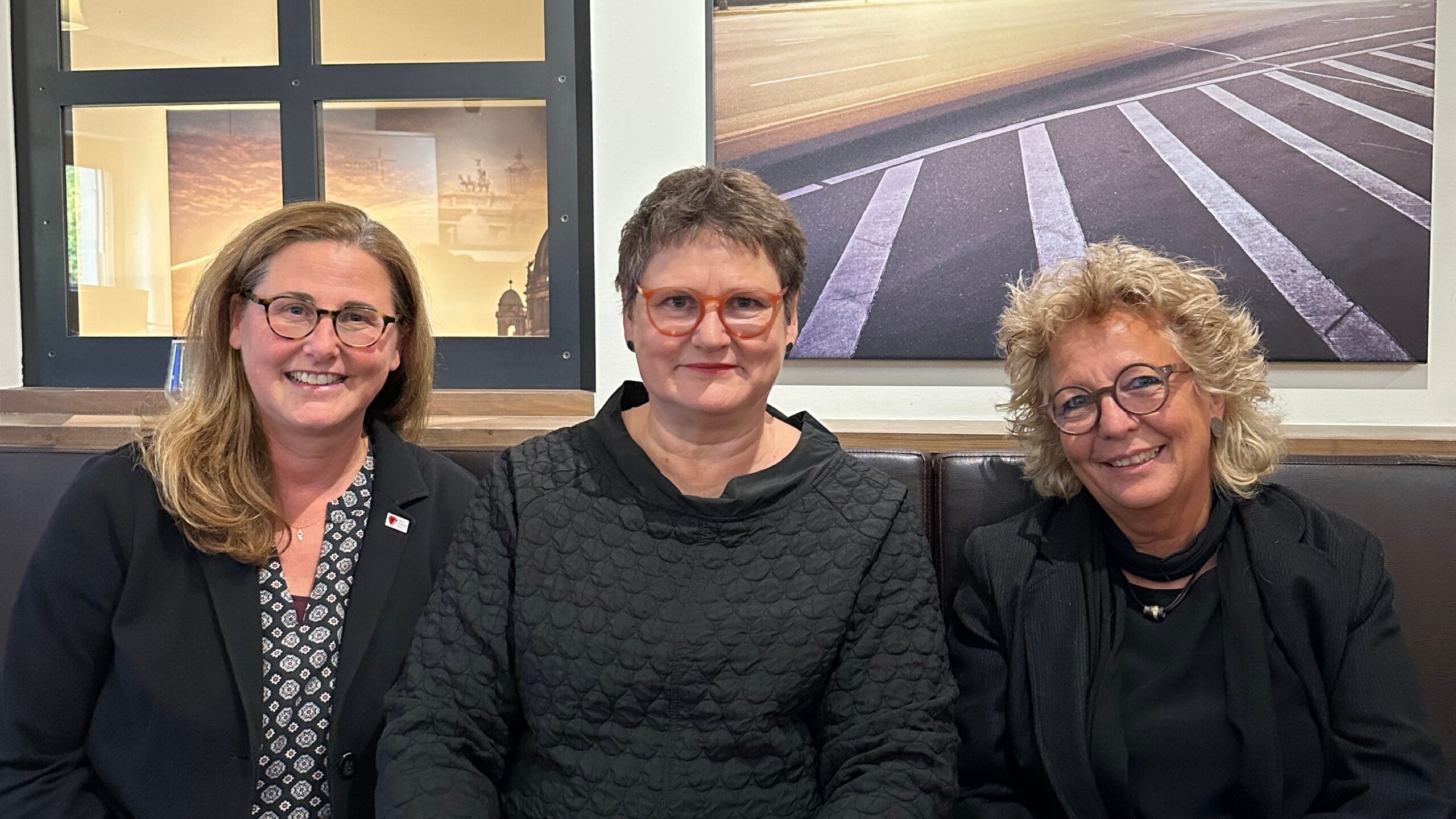 Beate Müller-Gemmeke im Gespräch mit Simone Kleinert, Vorstandsmitglied des Bundesverbands Nordisches Modell, und Leni Breymaier. Es war eine Veranstaltung zur Evaluation des Prostituiertenschutzgesetzes.