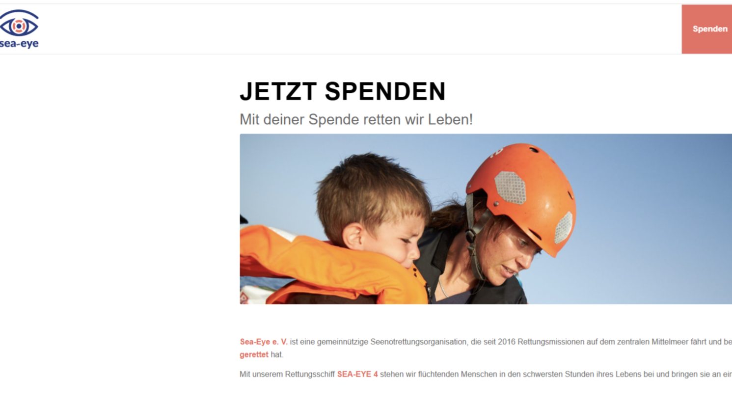 Eine Seenotretterin von Sea-Eye trägt ein gerettetes Kind an Deck. Beide tragen Rettungswesten. Das Bild zeigt: Seenotrettung rettet Leben – und braucht Unterstützung. Foto: Sea-Eye e. V.