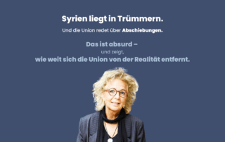 Beate Müller-Gemmeke vor dunkelblauem Hintergrund. Über ihr steht der Text: „Syrien liegt in Trümmern. Und die Union redet über Abschiebungen. Das ist absurd – und zeigt, wie weit sich die Union von der Realität entfernt hat.“ Das Bild kritisiert die Debatte um Abschiebungen nach Syrien.