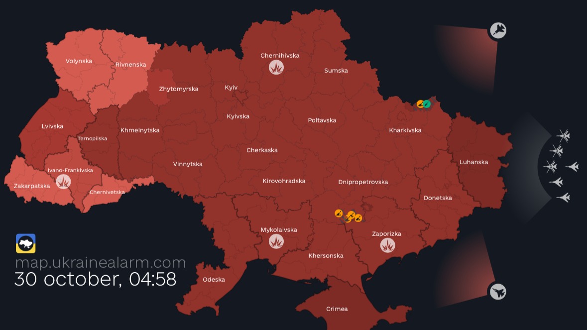 Karte der Ukraine in Rot, die fast landesweit Luftalarm anzeigt. Symbole markieren Raketenstarts und Flugrouten russischer Angriffe. Mehrere Regionen sind hervorgehoben, darunter Mykolajiw und Saporischschja. Die Karte zeigt die Bedrohungslage in den frühen Morgenstunden.
