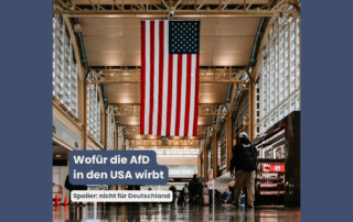 In einer großen, hellen Flughafenhalle hängt eine große US-Flagge von der Decke. Darunter laufen Menschen mit Gepäck durch die Halle. Im Vordergrund steht ein dunkelblauer Textkasten mit der Überschrift Wofür die AfD in den USA wirbt. Darunter ein heller Kasten mit dem Hinweis Spoiler: nicht für Deutschland.