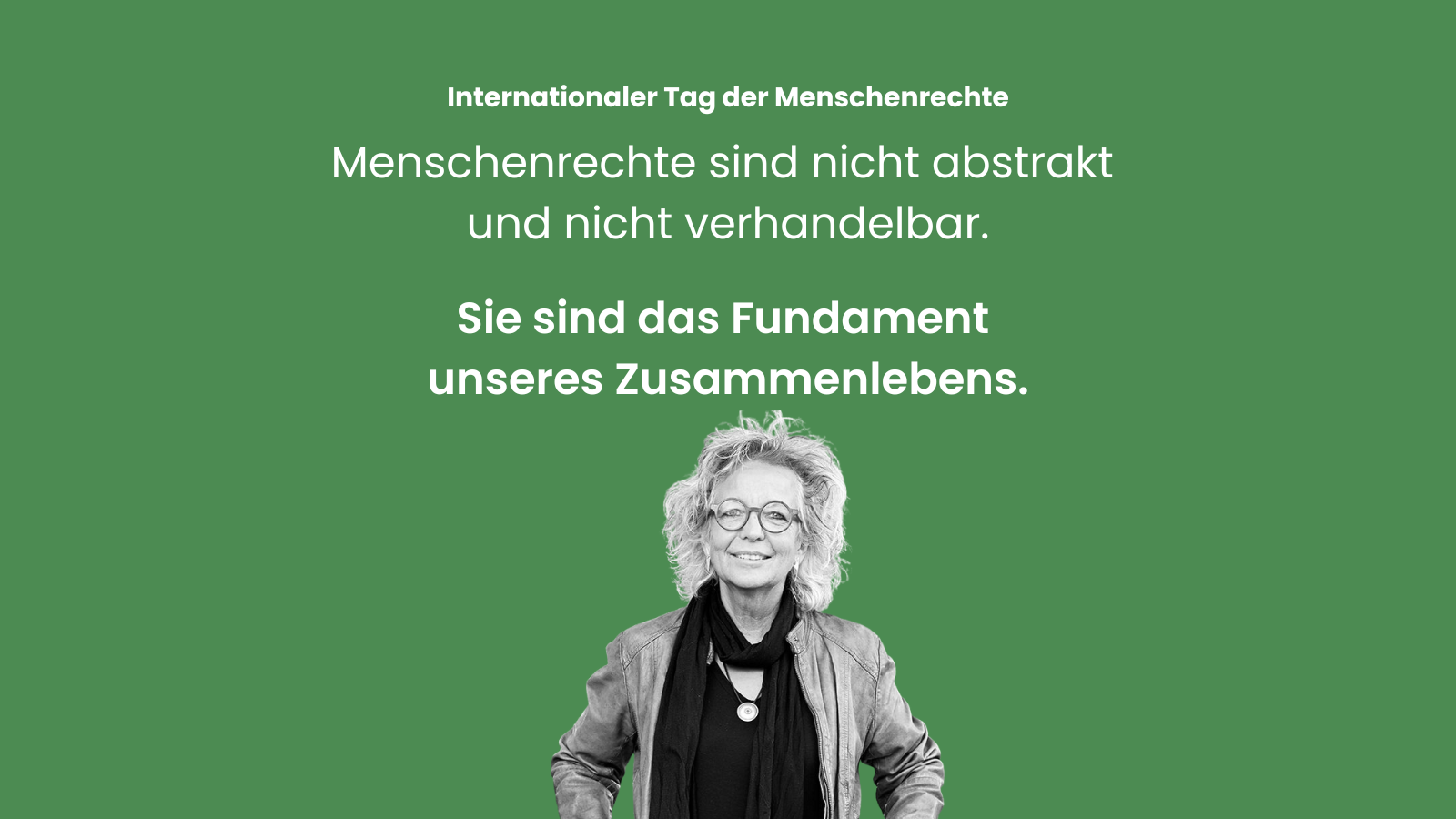 Grafisches Sharepic zum Internationalen Tag der Menschenrechte mit blauem Hintergrund. Oben steht der Text: Internationaler Tag der Menschenrechte. Darunter: Menschenrechte sind nicht abstrakt und nicht verhandelbar. Sie sind das Fundament unseres Zusammenlebens. Unten ist ein Schwarz-Weiß-Foto von Beate Müller-Gemmeke, lächelnd, mit Brille, Jacke und Schal.