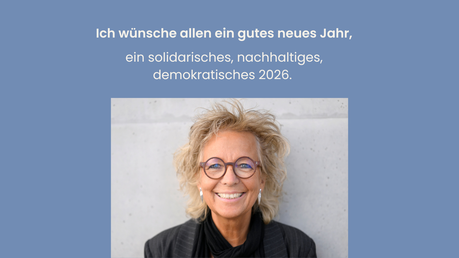 Blaues Sharepic mit weißer Schrift. Text: Ich wünsche allen ein gutes neues Jahr, ein solidarisches, nachhaltiges, demokratisches 2026. Darunter ein Porträt von Beate Müller-Gemmeke, lächelnd, vor hellem Hintergrund.