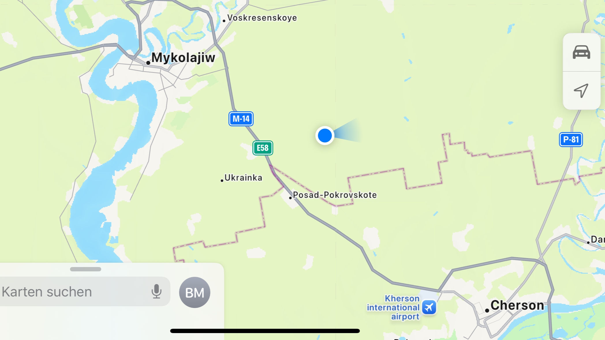 Kartenansicht der Region Mykolajiw und Cherson. Ein blauer Marker zeigt den Standort der Delegation nahe der früheren Frontlinie. Die Karte verdeutlicht die Nähe zu den schwer umkämpften Gebieten.