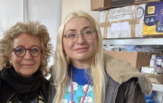 Beate Müller-Gemmeke und Zarina Zabrisky stehen nebeneinander und schauen in die Kamera. Zarina Zabrisky ist eine US-Journalistin und Regisseurin des Films „Kherson: Human Safari“, die in Cherson lebt und aus dem Kriegsalltag berichtet.