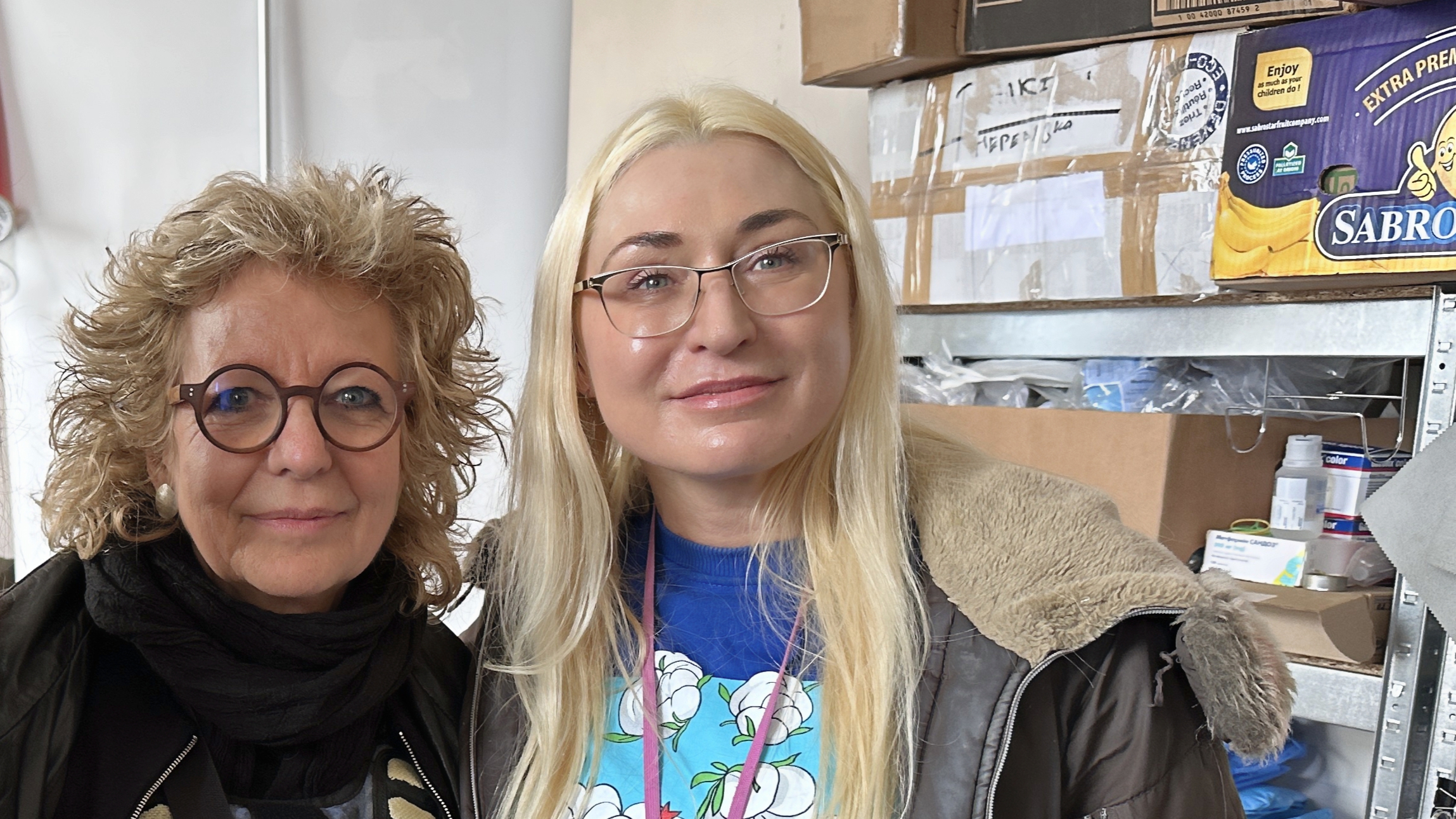 Beate Müller-Gemmeke und Zarina Zabrisky stehen nebeneinander und schauen in die Kamera. Zarina Zabrisky ist eine US-Journalistin und Regisseurin des Films „Kherson: Human Safari“, die in Cherson lebt und aus dem Kriegsalltag berichtet.