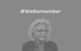 Schwarz-weißes Porträt von Beate Müller-Gemmeke vor grauem Hintergrund. Oben im Bild steht der Schriftzug „#WeRemember“. Das Bild vermittelt Ruhe und Erinnerung an die Opfer des Nationalsozialismus.