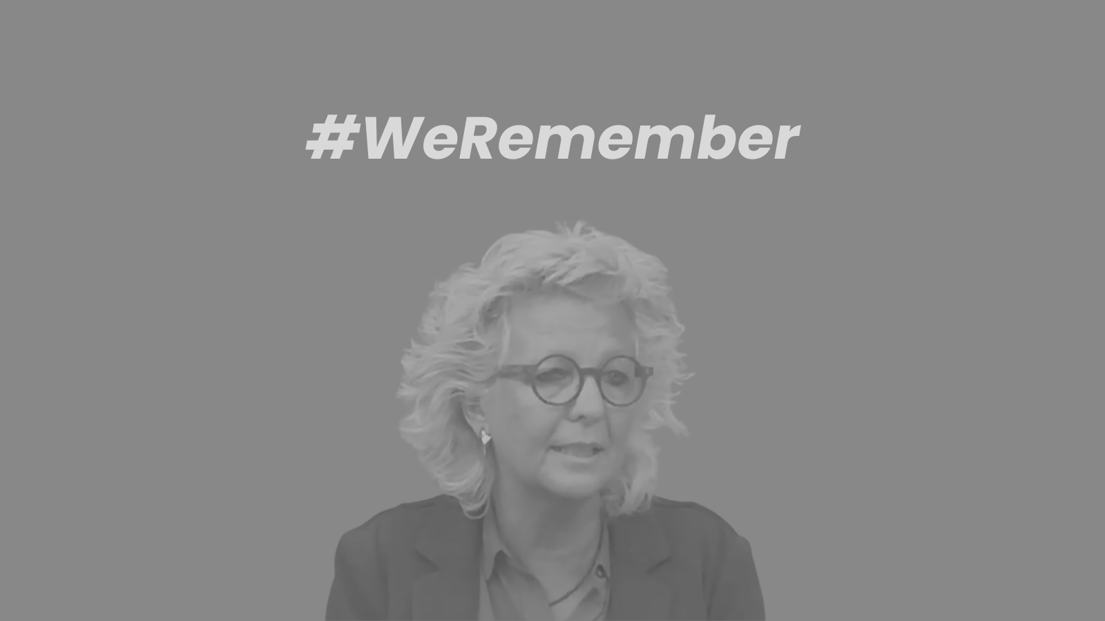 Schwarz-weißes Porträt von Beate Müller-Gemmeke vor grauem Hintergrund. Oben im Bild steht der Schriftzug „#WeRemember“. Das Bild vermittelt Ruhe und Erinnerung an die Opfer des Nationalsozialismus.