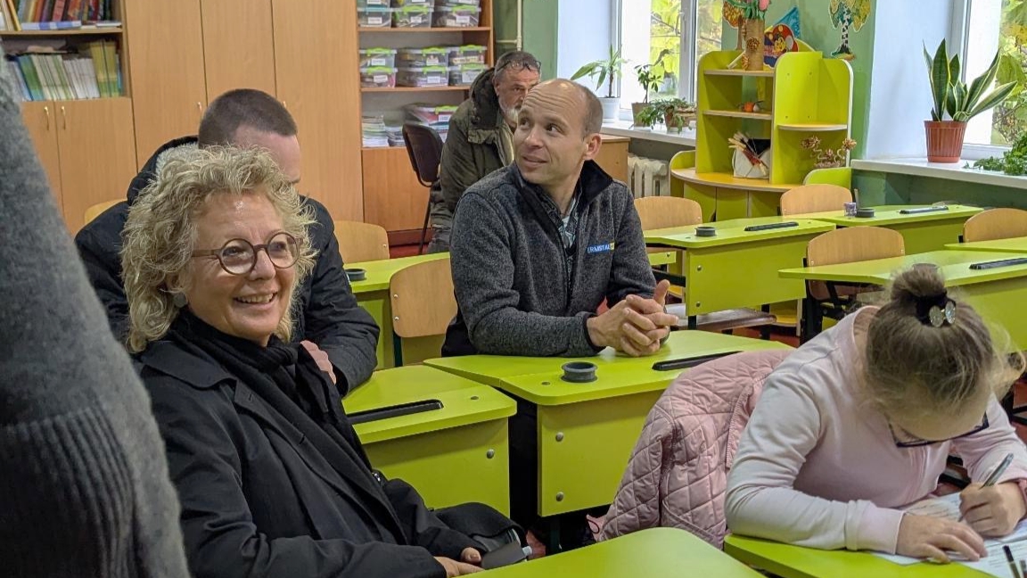 Beate Müller-Gemmeke besucht eine Schule in Arzis im Süden der Ukraine. Der Schulbetrieb findet unter besonderen Schutzmaßnahmen statt.