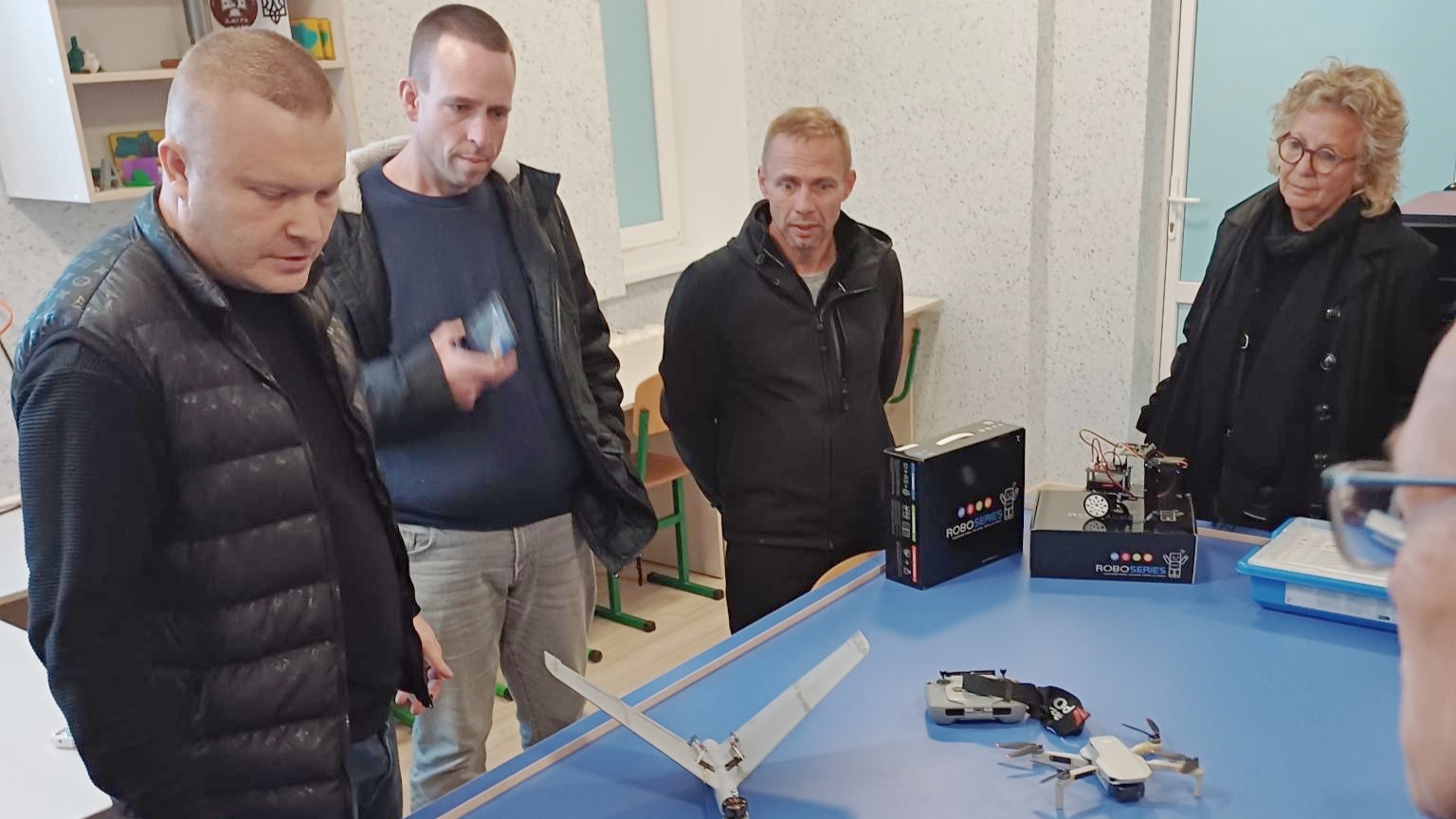 Beate Müller-Gemmeke in einer Schule, in der ältere Schüler:innen Notfallversorgung, Minenerkennung und den Bau von Drohnen lernen – Teil des Schulalltags im Krieg.