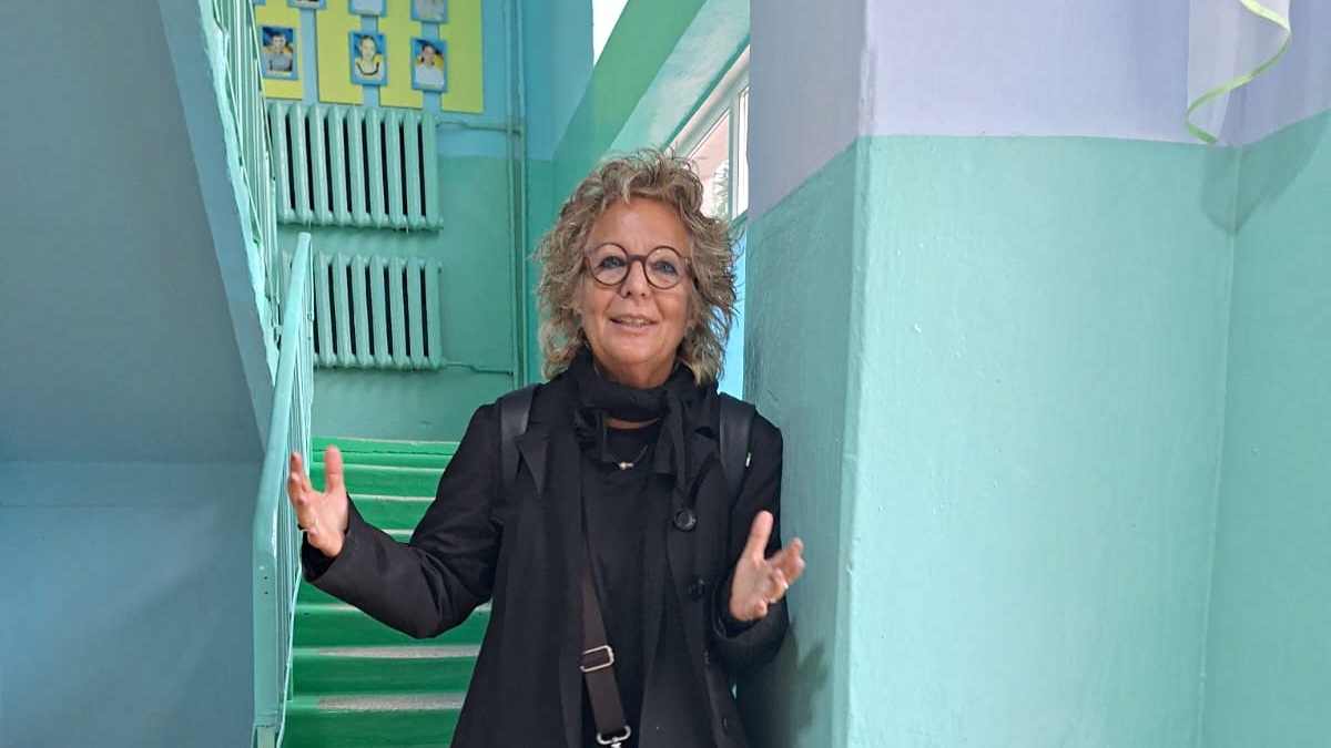 Beate Müller-Gemmeke besucht eine farbenfroh und liebevoll gestaltete Schule im Süden der Ukraine. Die Räume sind kindgerecht eingerichtet.