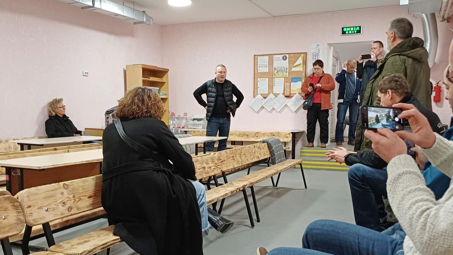 Bunker in einer Schule im Süden der Ukraine. Beate Müller-Gemmeke besichtigt den Schutzraum, der zum Schulalltag gehört.