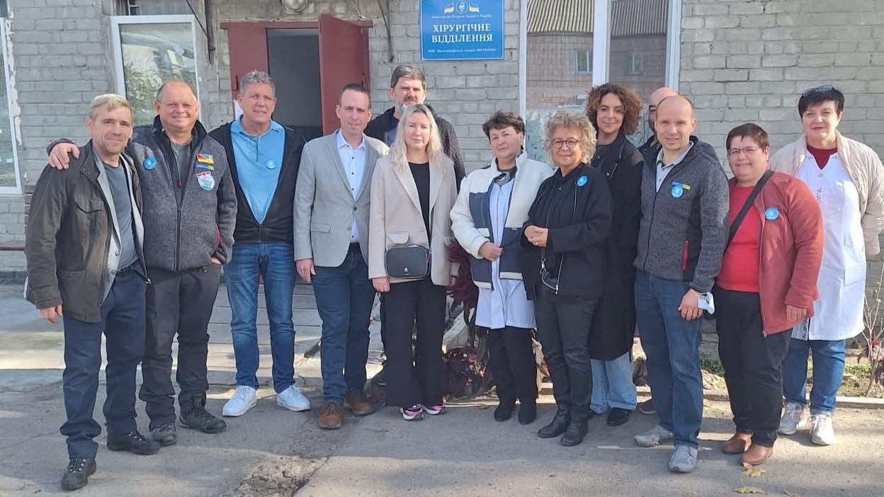 Die Delegation von Ermstal hilft vor dem Kreiskrankenhaus in Mykolajiw. Beate Müller-Gemmeke ist gemeinsam mit der Gruppe vor Ort.