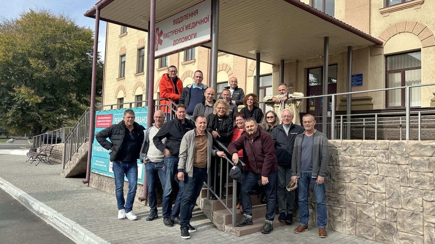 Gruppenbild in Ismajil mit Beate Müller-Gemmeke, dem zuständigen Bürgermeister und der Klinikleitung bei einem Besuch vor Ort.